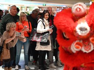 Xinhua Headlines: Allure of Spring Festival and new visa policy attract foreign visitors to see the real China