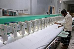 BANGLADESH-DHAKA-GORROS DE ORACION-FABRICA