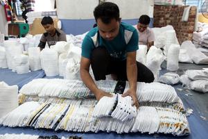 BANGLADESH-DHAKA-GORROS DE ORACION-FABRICA