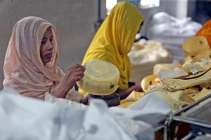 BANGLADESH-DHAKA-GORROS DE ORACION-FABRICA