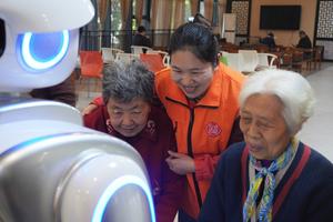 CHINA-CHONGQING-CUIDADO DE ANCIANOS-ROBOT