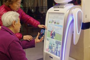 CHINA-CHONGQING-CUIDADO DE ANCIANOS-ROBOT