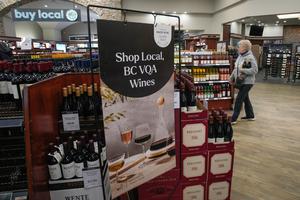 CANADA-VANCOUVER-B.C.-ALCOHOL DE EEUU-RETIRO DE LOS ESTANTES