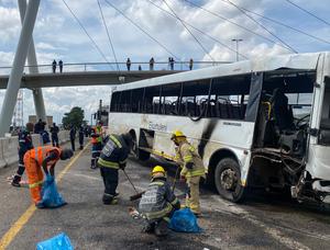 SUDAFRICA-GAUTENG-ACCIDENTE-VOLCADURA DE AUTOBUS