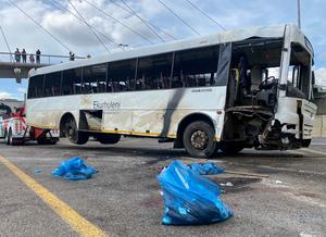 SUDAFRICA-GAUTENG-ACCIDENTE-VOLCADURA DE AUTOBUS