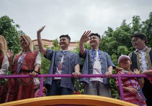 CHINA-YUNNAN-MOJIANG-GEMELOS-DESFILE