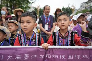 CHINA-YUNNAN-MOJIANG-GEMELOS-DESFILE