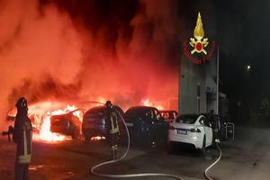 ITALIA-ROMA-CONCESIONARIO DE TESLA-INCENDIO