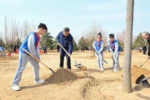 CHINA-BEIJING-LIDERES-ARBOLES-PLANTACION