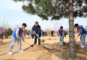 CHINA-BEIJING-LIDERES-ARBOLES-PLANTACION