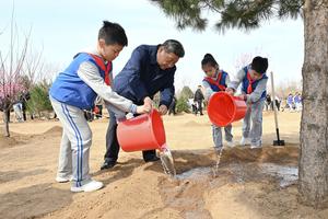 CHINA-BEIJING-LIDERES-ARBOLES-PLANTACION