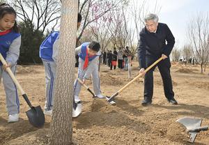 CHINA-BEIJING-LIDERES-ARBOLES-PLANTACION