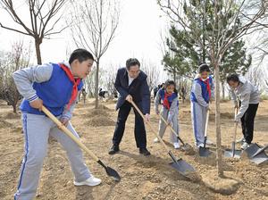 CHINA-BEIJING-LIDERES-ARBOLES-PLANTACION