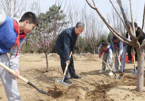 CHINA-BEIJING-LIDERES-ARBOLES-PLANTACION