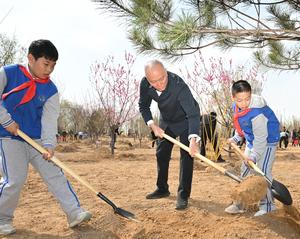 CHINA-BEIJING-LIDERES-ARBOLES-PLANTACION