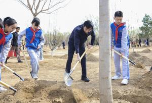 CHINA-BEIJING-LIDERES-ARBOLES-PLANTACION