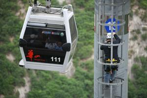 CHINA-SHAANXI-MONTAÑA HUASHAN-TELEFERICO TURISTICO-TRABAJADOR DE MANTENIMIENTO