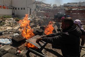 MEDIO ORIENTE-CIUDAD DE GAZA-ISRAEL-BLOQUEO-RESIDUOS PLASTICOS-COMBUSTIBLE-TALLER IMPROVISADO