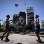 Fútbol: Rinden homenajes a Diego Maradona en Argentina en el día de su cumpleaños