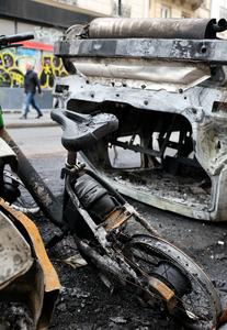francia-paris-manifestacion-vehiculo-destruido-101002026102275000226