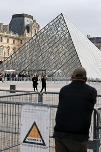 francia-paris-museo-de-louvre-protesta-101002026101975000102