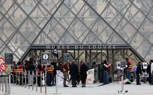 francia-paris-museo-de-louvre-protesta-101002026101975000104