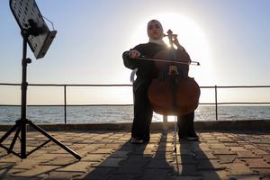 medio-oriente-ciudad-de-gaza-violonchelista-101002026102175000125