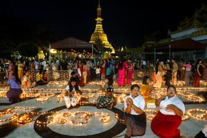 myanmar-yangon-dia-de-luna-llena-festival-thadingy-101002026102675000278