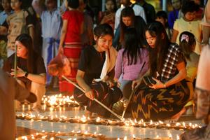 myanmar-yangon-dia-de-luna-llena-festival-thadingy-101002026102675000281