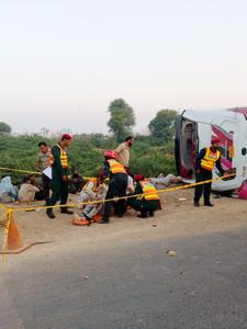 pakistan-rajanpur-autopista-accidente-101002026102175000093