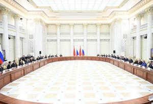 rusia-san-petersburgo-china-li-qiang-31-reunion-re-101002026102175000199